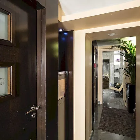 Hotel La Tremoille 3*