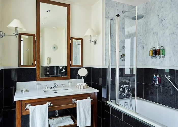 Hotel La Tremoille Paryż