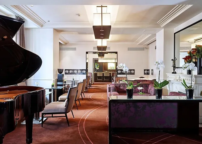 Hotel La Tremoille 3*