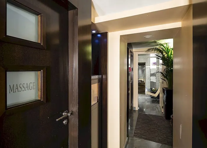 Hotel La Tremoille 3*
