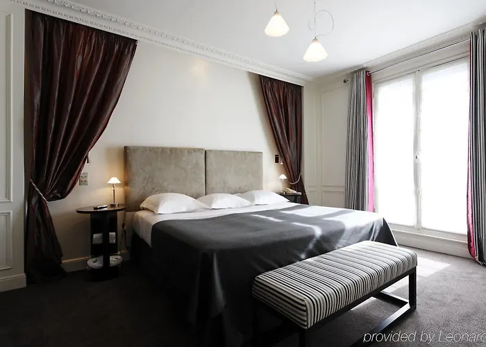 Hotel La Tremoille 3*