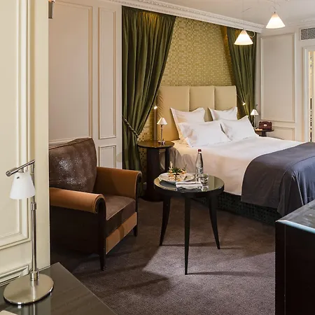 Hotel La Tremoille Paris